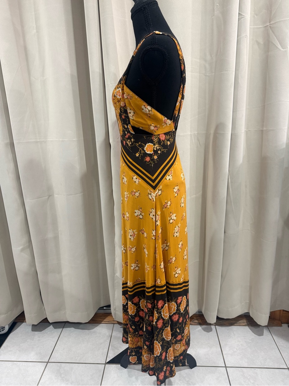 Floral Mustard and Black Sleeveless Maxi Dress - Picture 5 of 10
